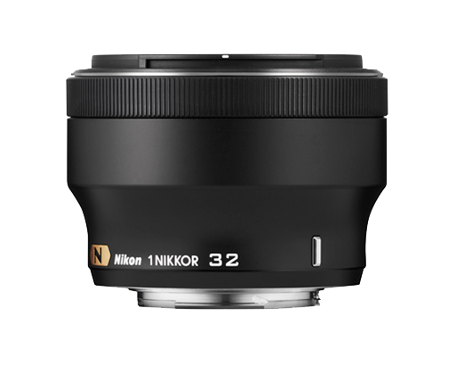 ニコン NIKON 1 NIKKOR 32mm F1.2 N”のバッジが輝く入魂の1本――ニコン「1 NIKKOR 32mm f/1.2」：交換
